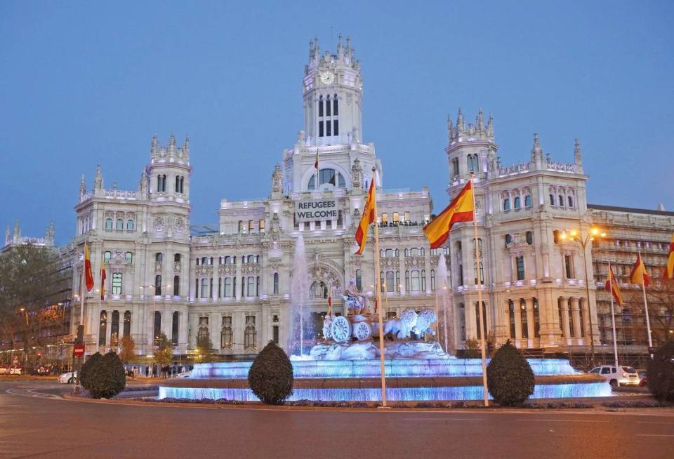 La fachada de la Real Casa de Correos, sede del Gobierno de la Comunidad de Madrid, y la fuente de Cibeles en el centro de Madrid. EFE/Kiko Huesca.