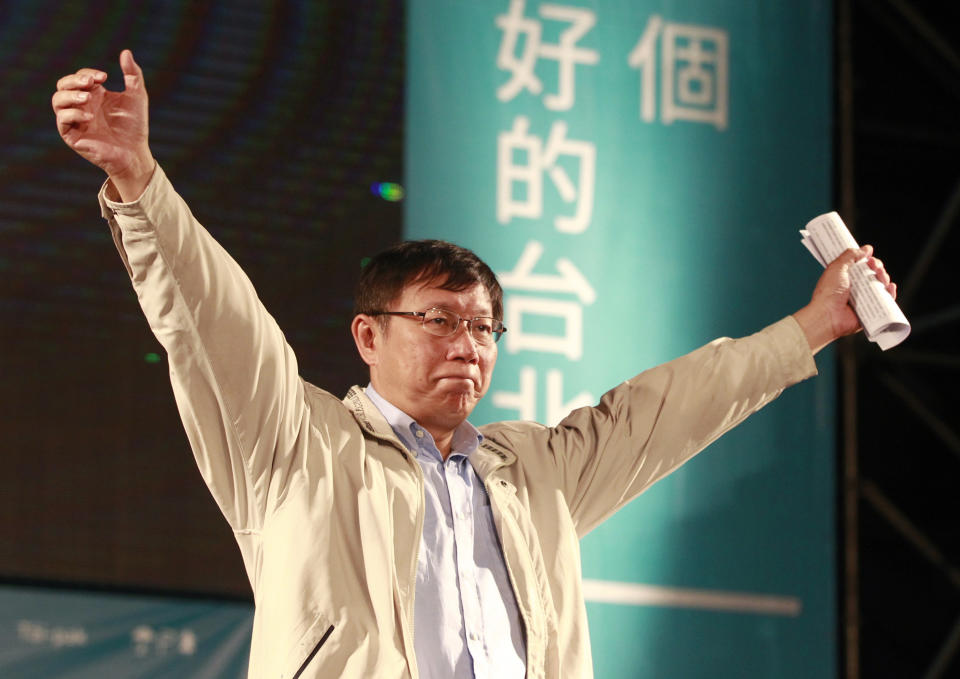 2014年民進黨禮讓柯文哲，其以素人之姿打敗國民黨候選人連勝文，奪下台北市長大位。圖片來源：REUTERS