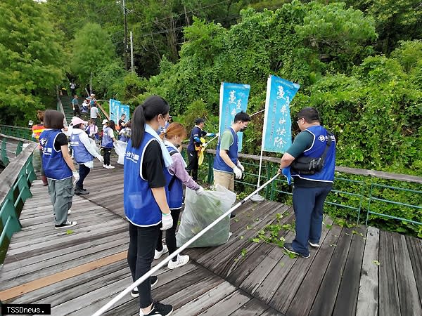 「蔓蔓來快快除－小花蔓澤蘭全國防治日宣導活動」在礁溪鄉龍潭湖風景區集合熱心夥伴，協力守護礁溪的湖畔好風景。完成清除二七四公斤小花蔓澤蘭，展現豐碩成果。（圖：林業署宜蘭分署提供）