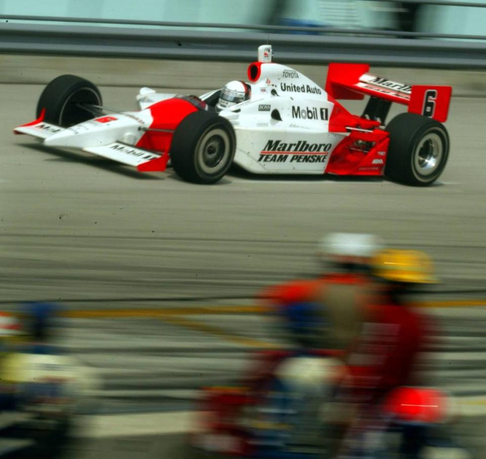 FOR SPORTS -- 3/2/2003 -- SCOTT DIXON WINS THE TOYOTA INDY 300 RACE -- MIAMI HERALD STAFF PHOTO BY CHUCK FADELY -- Gil de Ferran in the #6 car pits during the Toyota Indy300 Sunday. Scott Dixon in the #9 Target Chip Ganassi Racing car won the Toyota Indy 300 Indy Racing League race at Homestead Miami Speedway on Sunday, March 2, 2003. It was his first race in the IRL series.