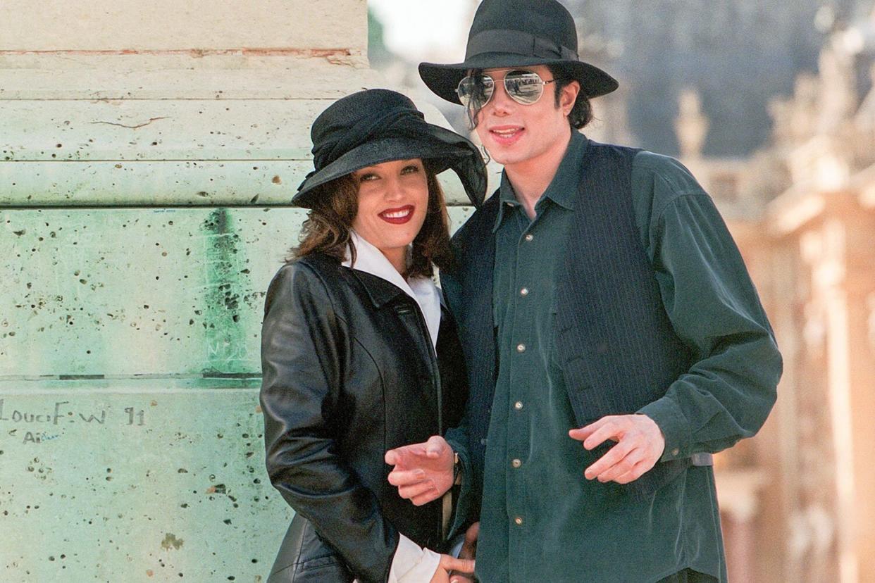 Lisa Marie Presley and Michael Jackson pose at the "Chateau de Versailles" on September 5, 1994 in Versailles, France.(Photo by Stephane Cardinale/Sygma via Getty Images)