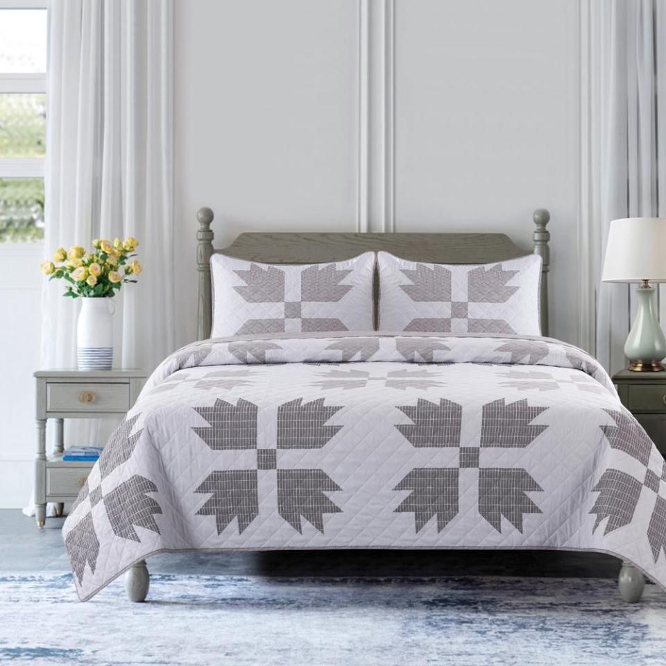 2) Bear Claw Quilt Set