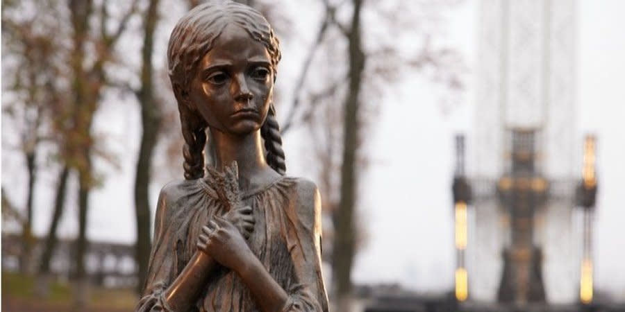 Monument near the National Museum of the Holodomor-Genocide of 1932-33