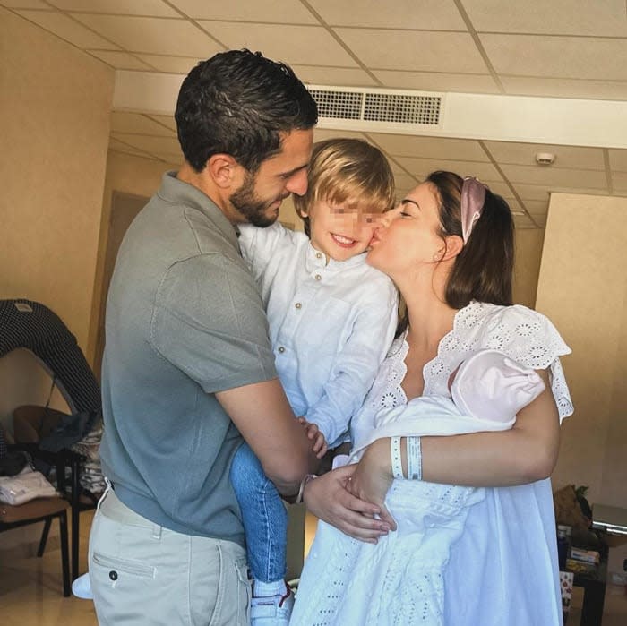 Beatriz Espejel y Koke Resurrección presentando a Leo y Claudia, sus hijos