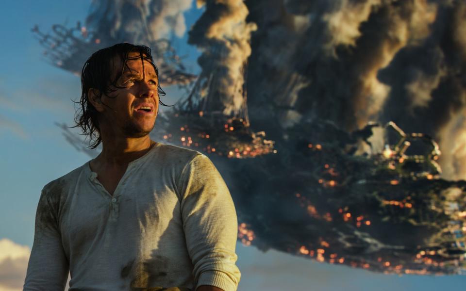 Auch die Formel Mark Wahlberg plus beliebtes Franchise geht nicht immer auf: "Transformers: The Last Knight" (2017), der fünfte Teil der SciFi-Aktion-Reihe, floppte zwar nicht gänzlich, kostete aber so viel, dass das Filmstudio Paramount und der Transformers-Spielzeughersteller Hasbro mindestens 106 Millionen Dollar verloren. (Bild: 2017 Par. Pics. TM Hasbro)