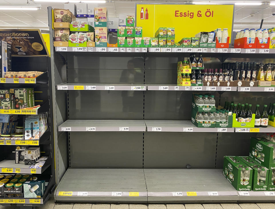 Ein derzeit häufiger Anblick in deutschen Supermärkten und Discountern: Speiseöl ist knapp, was Hamsterkäufe nach sich zieht, sobald es verfügbar ist (Symbolbild: Abdulhamid HoÅbaÅ/Anadolu Agency via Getty Images)