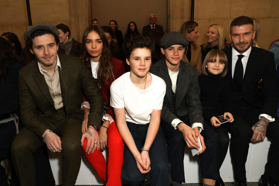 Brooklyn, Hana Cross, Cruz, Romeo, Harper und David Beckham sahen sich die Modenschau der Vierfachmutter von der Front Row aus an. (Bild: David M. Benett/Dave Benett/Getty Images)