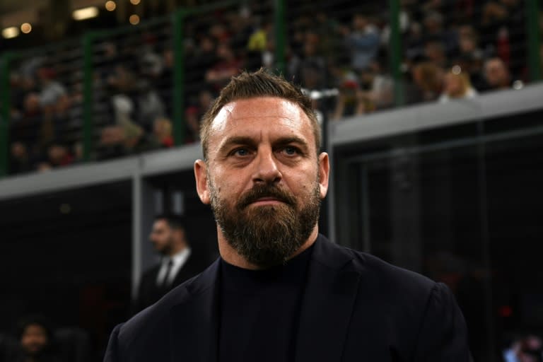 Daniele de Rossi, entrenador de la Roma, observa antes del partido de ida de cuartos de final de Europa League contra el AC Milan, el 11 de abril de 2024 en San Siro, Milán (Isabella BONOTTO)