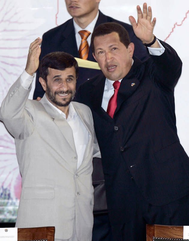 Los presidentes de Venezuela e Irán, Hugo Chávez y Mahmud Ahmadineyad en 2006. (Foto AP)