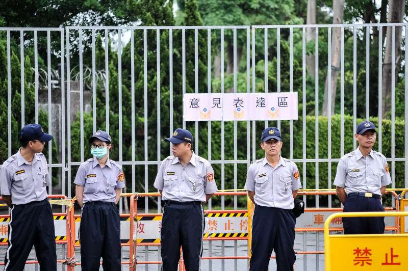 20170903-蔡英文主持「106年秋祭忠烈殉職人員典禮」，警察駐守在忠烈祠外的意見表達區。（甘岱民攝）