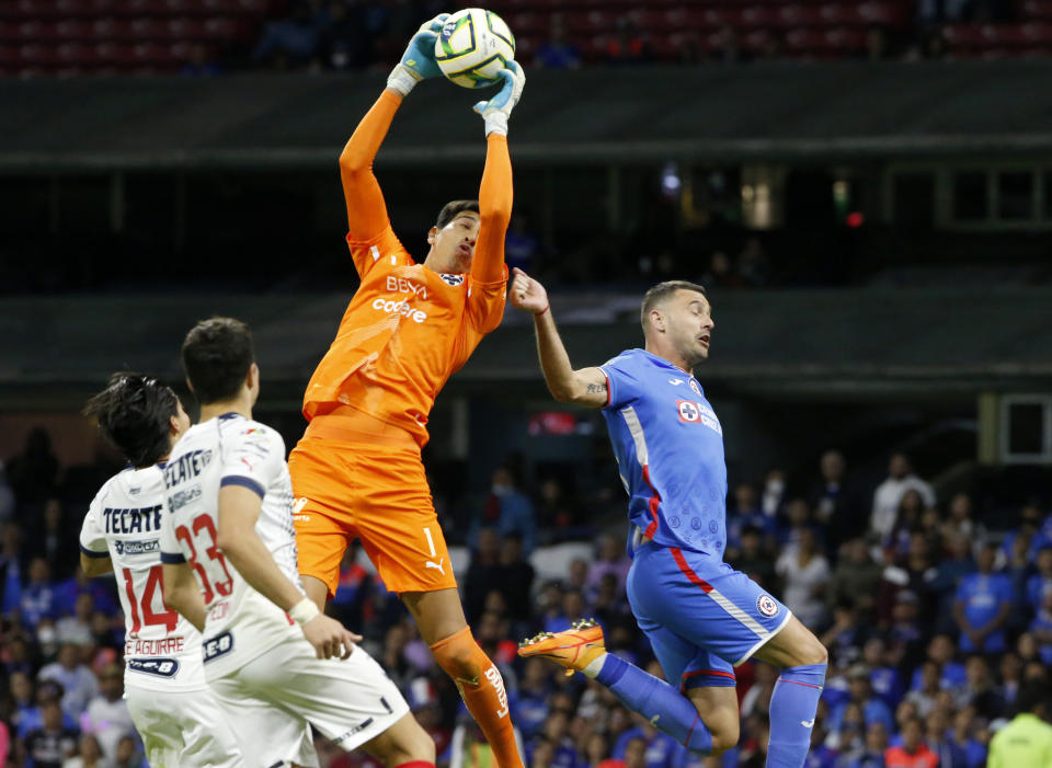 El arquero Esteban Andrada (centro) del Monterrey atrapa el balón durante el partido contra Cruz Azul en el torneo Clausura de México, el sábado 14 de enero de 2023. (AP Foto/Tomas Stargardter)