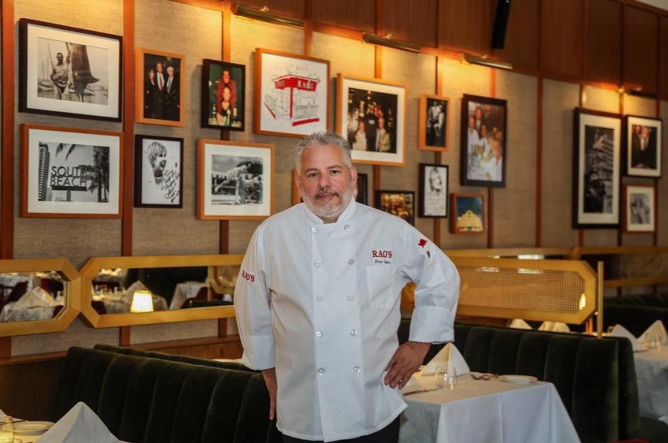 Dino Gatto, chef ejecutivo del emblemático restaurante neoyorquino Rao's, en el interior del nuevo Rao's, en la histórica torre St. Moritz de Loews Miami Beach Hotel.