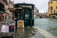 L'Amministrazione comunale di Venezia presenterà richiesta di stato di crisi alla Regione Veneto. Il sindaco Brugnaro: "Tutti i cittadini e le imprese raccolgano materiale utile a dimostrare i danni subiti con fotografie, video, documenti o altro nei prossimi giorni comunicheremo le modalità precise per la richiesta di contributo". Disposta intanto la chiusura delle scuole di Venezia e isole di ogni ordine e grado. (Photo by Giacomo Cosua/NurPhoto via Getty Images)