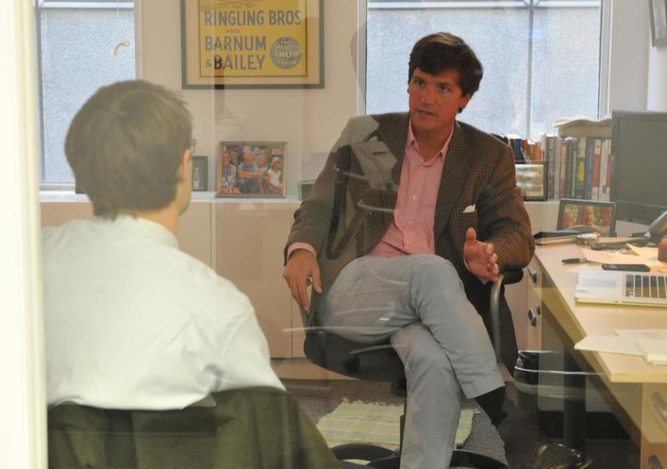 Tucker Carlson, R, talks with Jon Ward at the office of the new conservative website, the Daily Caller, on January 6, 2010, in Washington, DC. The site, at which Carlson is the editor-in-chief and Ward is a reporter, has been branded as a “conservative Huffington Post.”