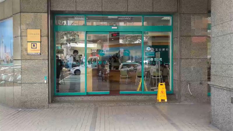 桃園市龜山區的玉山銀行今（27日）上午遭搶。（圖／翻攝畫面）