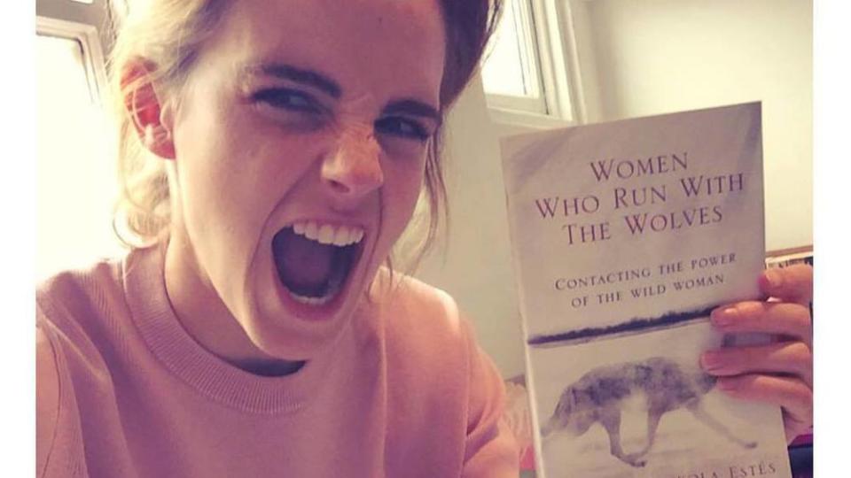 Emma Watson präsentiert Bücher mit Hingabe