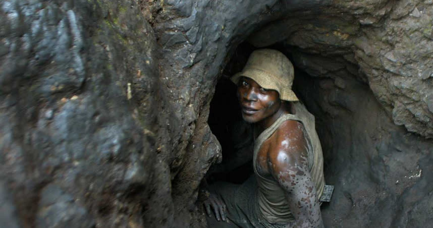 5家全球大型科技公司被以共謀使用童工挖鈷的罪名挨告，圖為礦工進入鈷礦坑工作。（圖／達志／美聯社）
