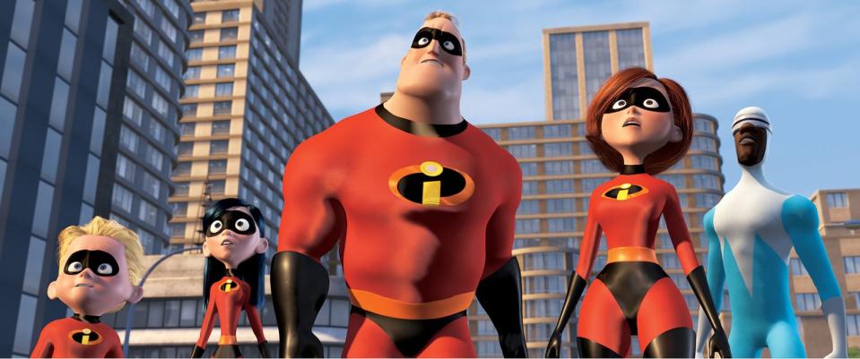 <p>Einst waren sie gefürchtete Superhelden, doch die Zeiten, in denen Familie Incredible die Welt vor dem Bösen beschützte, ist schon lange vorbei. Stattdessen versuchen sich Elastigirl (zweite von rechts) und Mr. Incredible (dritter von rechts) in "Die Unglaublichen" (2004) ganz ihrer Familie zu widmen - bis ein neuer Schurke um die Ecke kommt. (Bild: Disney)</p> 