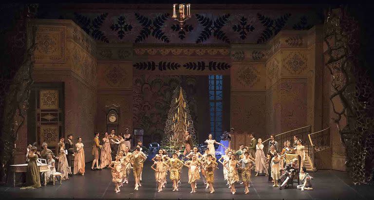 Gran fiesta de la Nochebuena, con árbol de Navidad en el centro, en la puesta de "El Cascanueces" que el Ballet Estable del Teatro Colón presentó por última vez en 2018