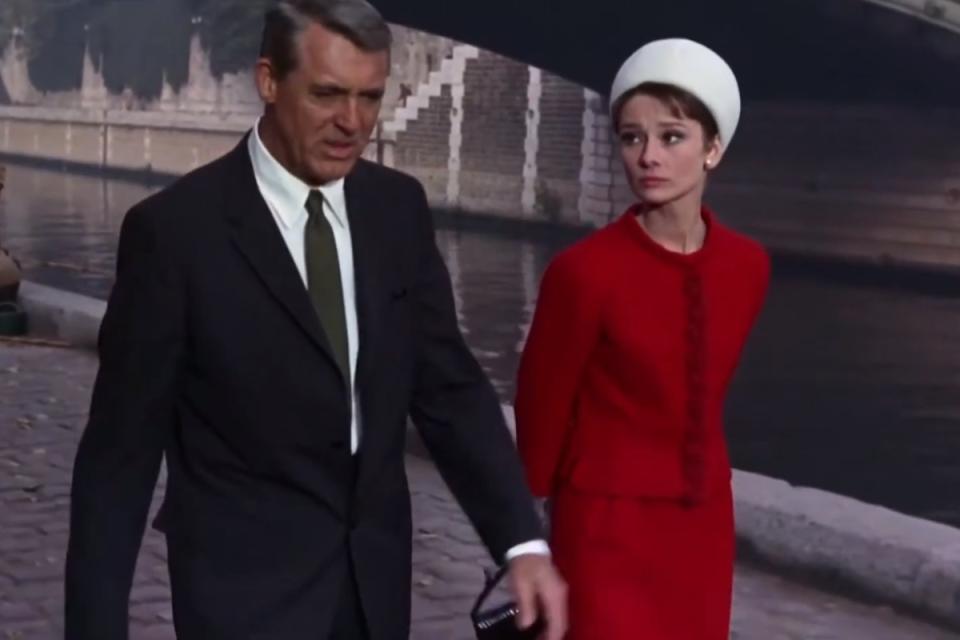 Coincidió con Cary Grant en 'Charada' (1963). Esta memorable secuencia a orillas del río Sena no sería lo mismo sin el mítico traje rojo de Hubert de Givenchy, quien entablaría una larga amistad con la actriz. (Foto: Universal Pictures)