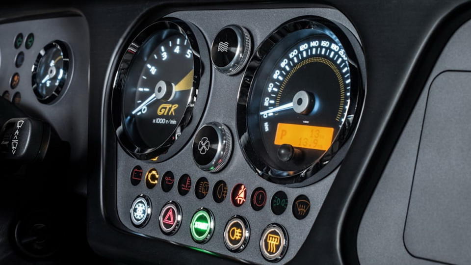 中控台區包括按鍵、指示燈、儀表板皆充滿強烈的戰鬥氣氛，座椅上也印有「GTR」的標識，彰顯出Morgan Plus 8 GTR車型獨一無二的風格。