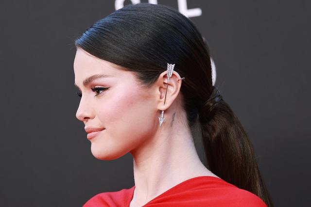 PhilSTAR Life - THIS GLAM! ✨ Selena Gomez stunned in a custom red silk Louis  Vuitton gown as she served Old Hollywood glamour on the 2022 Critics Choice  Awards. (📸: Hung Vanngo