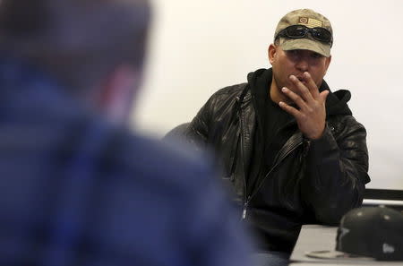 Brandon Rapolla of the Pacific Patriots Network, right, speaks with Ammon Bundy at the Malheur National Wildlife Refuge near Burns, Oregon, January 8, 2016. REUTERS/Jim Urquhart