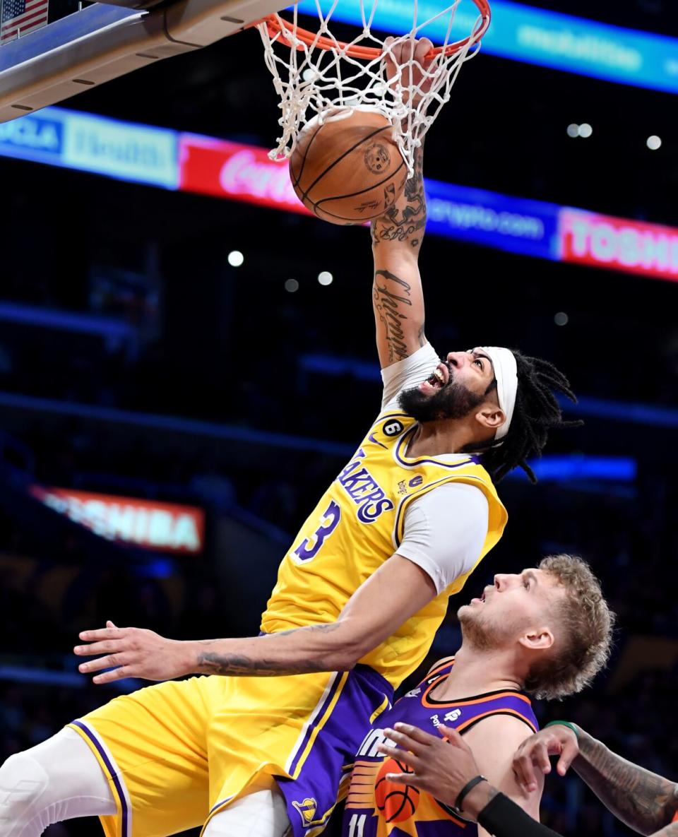 Anthony Davis dunks the ball in front of Phoenix's Jock Landale.