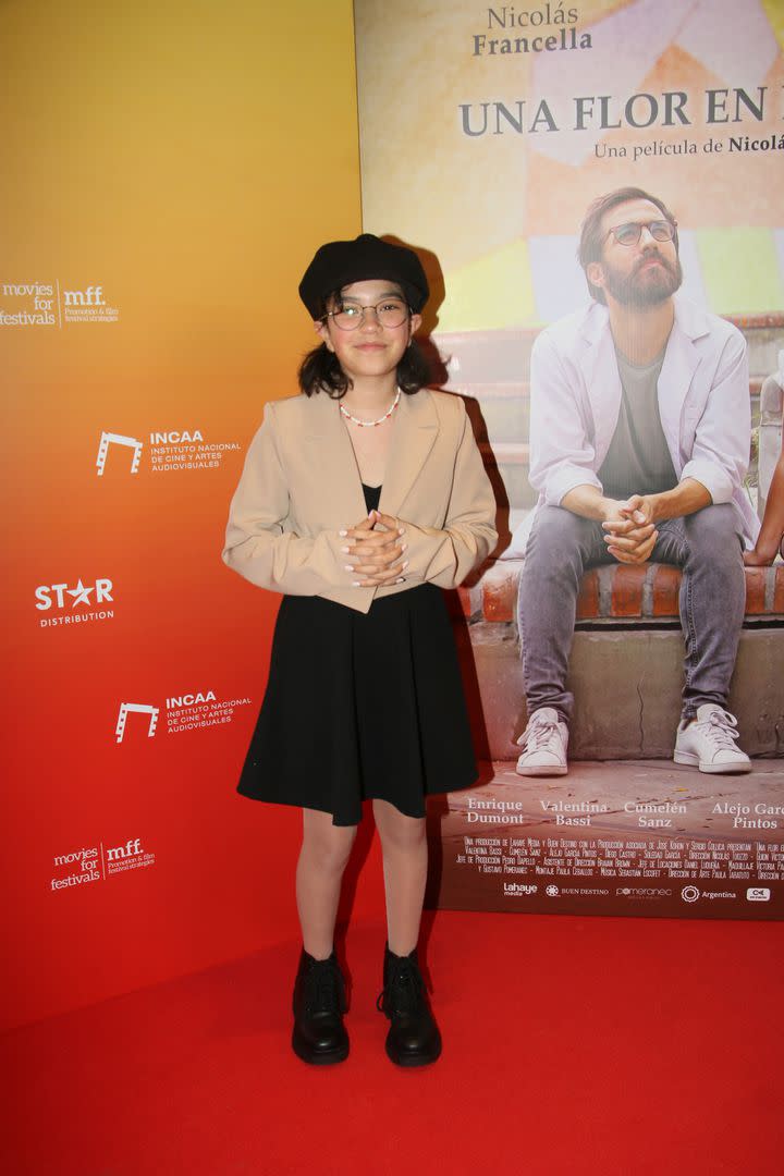 Una flor en el barro será el debut cinematográfico de la pequeña Lola Chiara Carelli García, quien en el film interpreta a Sofía. La niña lució un vestido negro a la rodilla que combinó con borcegos y una boina al tono
