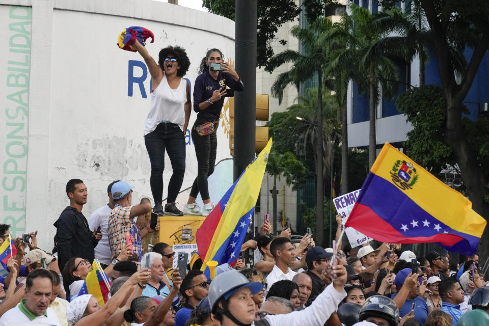 Simpatizantes del candidato presidencial de oposición Edmundo González celebran el paso del aspirante y de la líder opositora María Corina Machado en un acto de inicio de la campaña política ante las elecciones presidenciales del 28 de julio en Caracas, Venezuela, el jueves 4 de julio de 2024. (AP Foto/Ariana Cubillos)