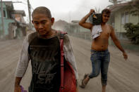 Residents living near the erupting Taal Volcano evacuate in Agoncillo, Batangas City, Philippines, January 13, 2020. REUTERS/Eloisa Lopez