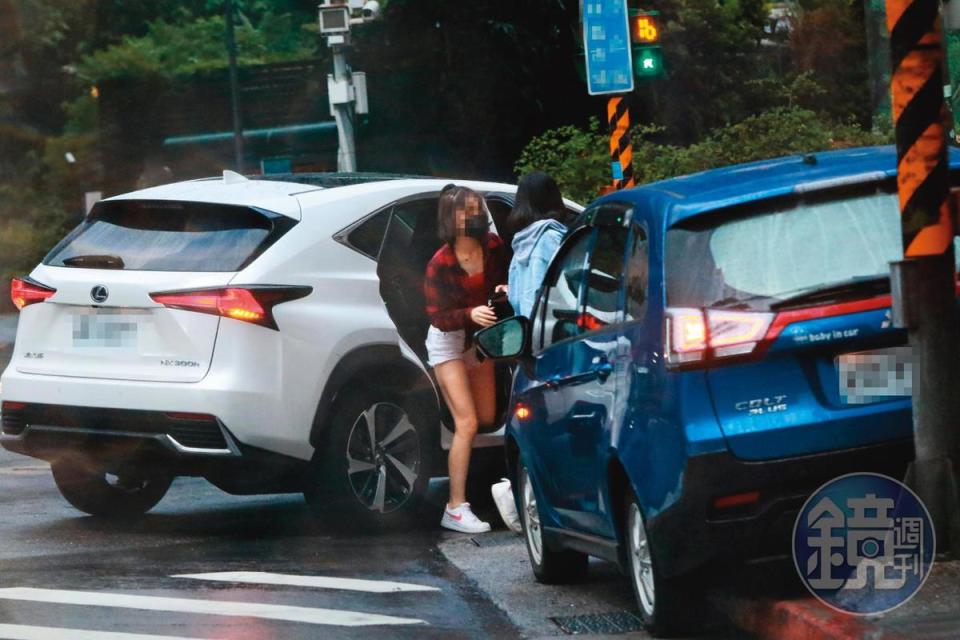 9/4，15：44，回家途中，吳東諺將車臨停路旁，讓白家綺與前夫所生的女兒們下車購物。