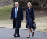 <p>Ivanka wurde in einem marineblauen Fellmantel und einfachen schwarzen Absatzschuhen beim Weißen Haus gesichtet.<br>[Bild: AP] </p>