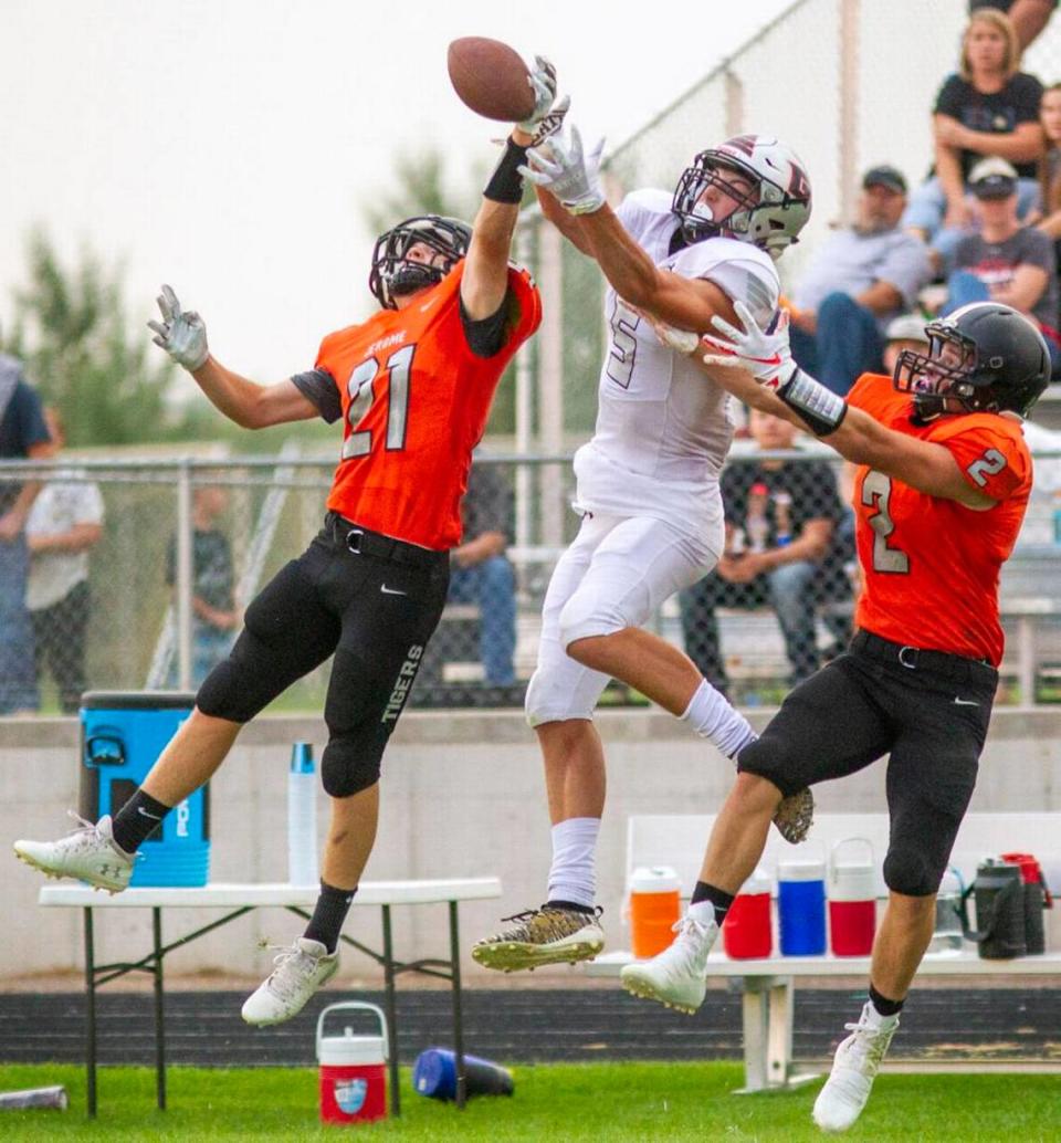 Gooding’s Colston Loveland leaps for a pass between two Jerome defenders on Aug. 28, 2020.