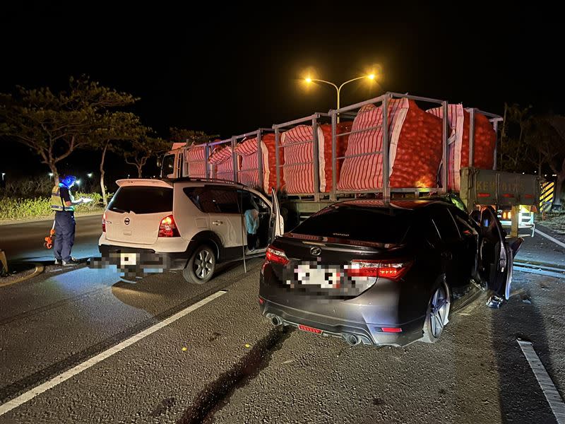 屏東恆春五里亭一輛載滿洋蔥的大貨車遭兩車追撞。（圖／屏東縣消防局提供）
