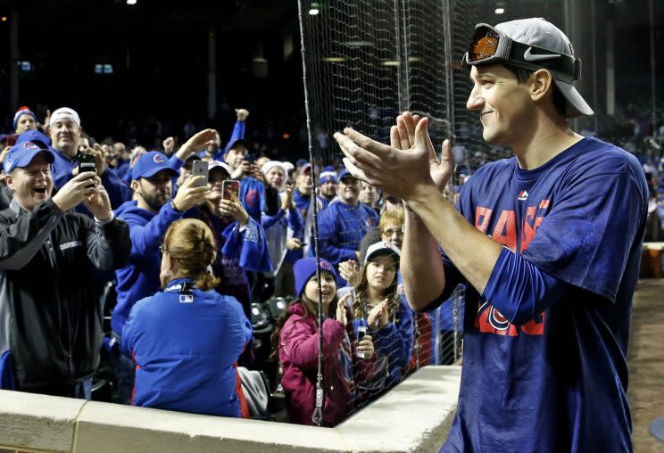 Kyle Hendricks salutes fans after Game 6 (AP)