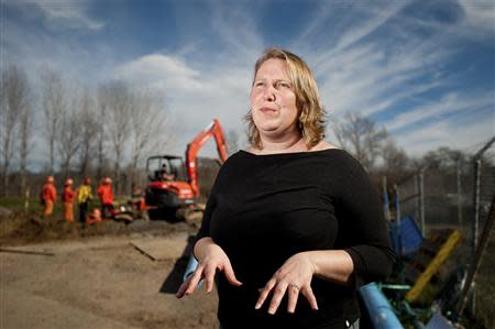 Willits Mayor Holly Madrigal discusses drought conditions in Willits, California February 25, 2014. Behind her, prison laborers construct an emergency pipeline to increase the town's supply of potable water. REUTERS/Noah Berger