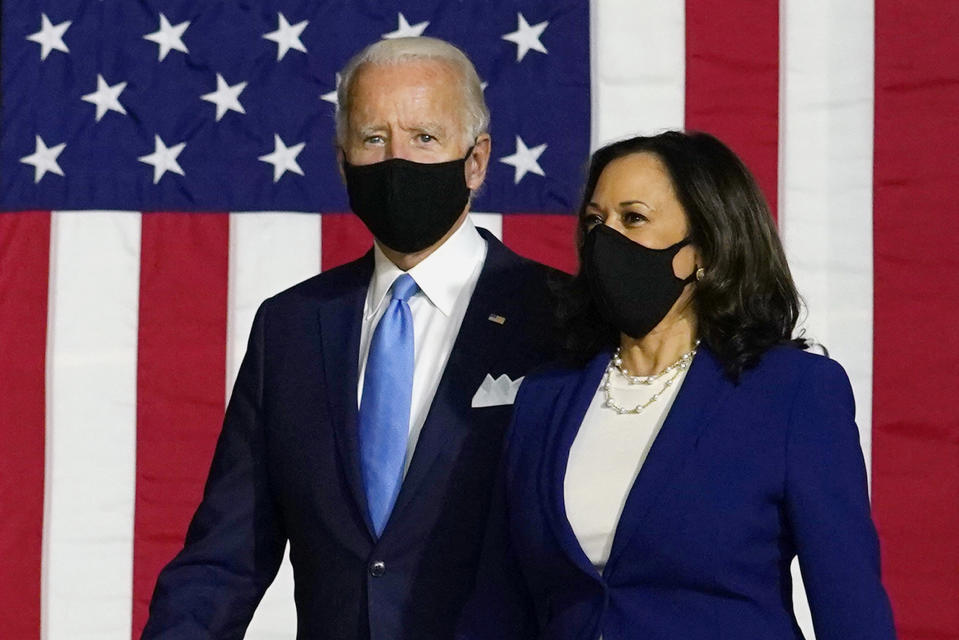 El candidato presidencial demócrata, el exvicepresidente Joe Biden, y su compañera de fórmula, la senadora Kamala Harris, de California, llegan para hacer declaraciones en conferencia de prensa en la Secundaria Alexis Dupont en Wilmington, Delaware. (AP Foto/Carolyn Kaster)