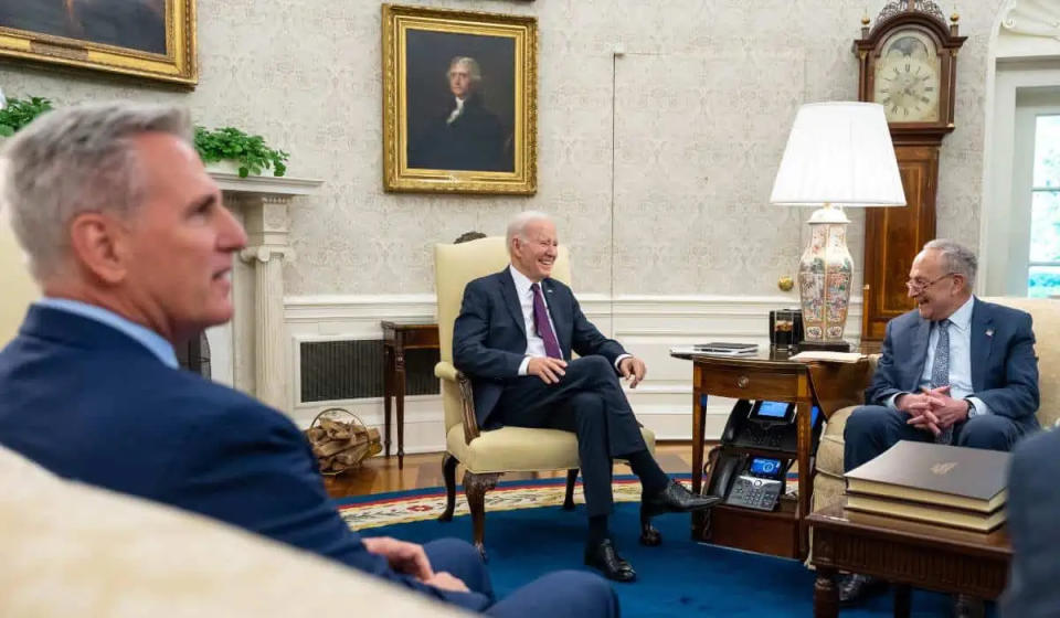 El líder republicano Kevin McCarthy (izq.) junto a Joe Biden (centro) y el líder demócrata, Chuck Schumer (der.), durante un encuentro oficial. Foto: cortesía Prensa Casa Blanca.