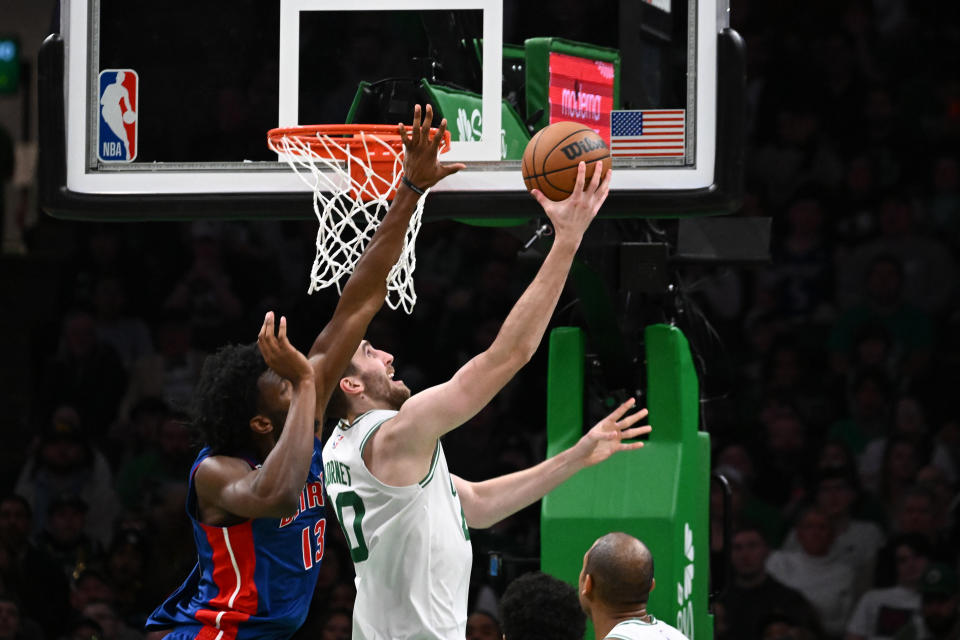 James Wiseman（防守者）透過交易轉戰底特律活塞。（Photo by Brian Fluharty/Getty Images）