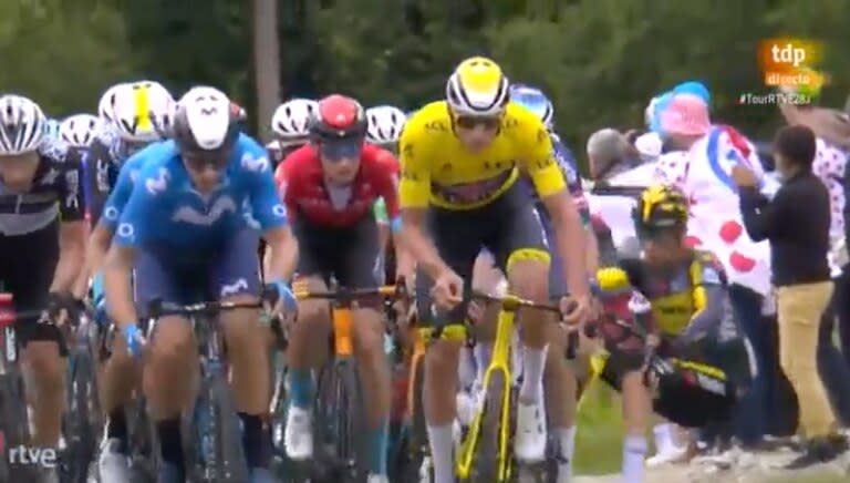 El momento en que Roglic se desprende del pelotón por una caída