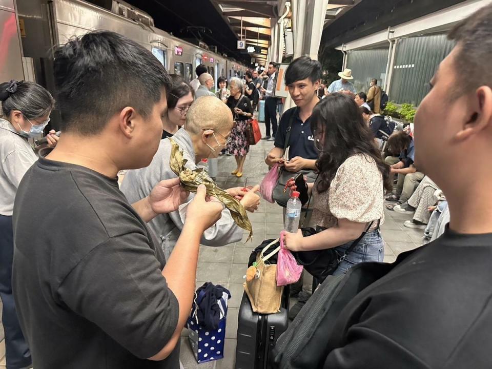 台鐵新自強號遭土石流衝擊發生出軌意外，慈濟人員帶物資到新城火車站關懷。   圖：慈濟提供