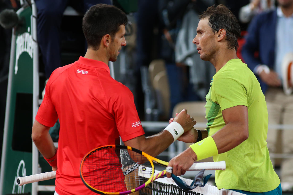 Rafael Nadal y Novak Djokovic se saludan tras su enfrentamiento en Roland Garros. (Foto: Ibrahim Ezzat / NurPhoto / Getty Images).