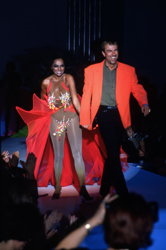 Diana Ross défile pour la collection Thierry Mugler, Prêt-à-Porter, collection printemps-été 91 à Paris en octobre 1990 (Photo by ARNAL/GARCIA/Gamma-Rapho via Getty Images)