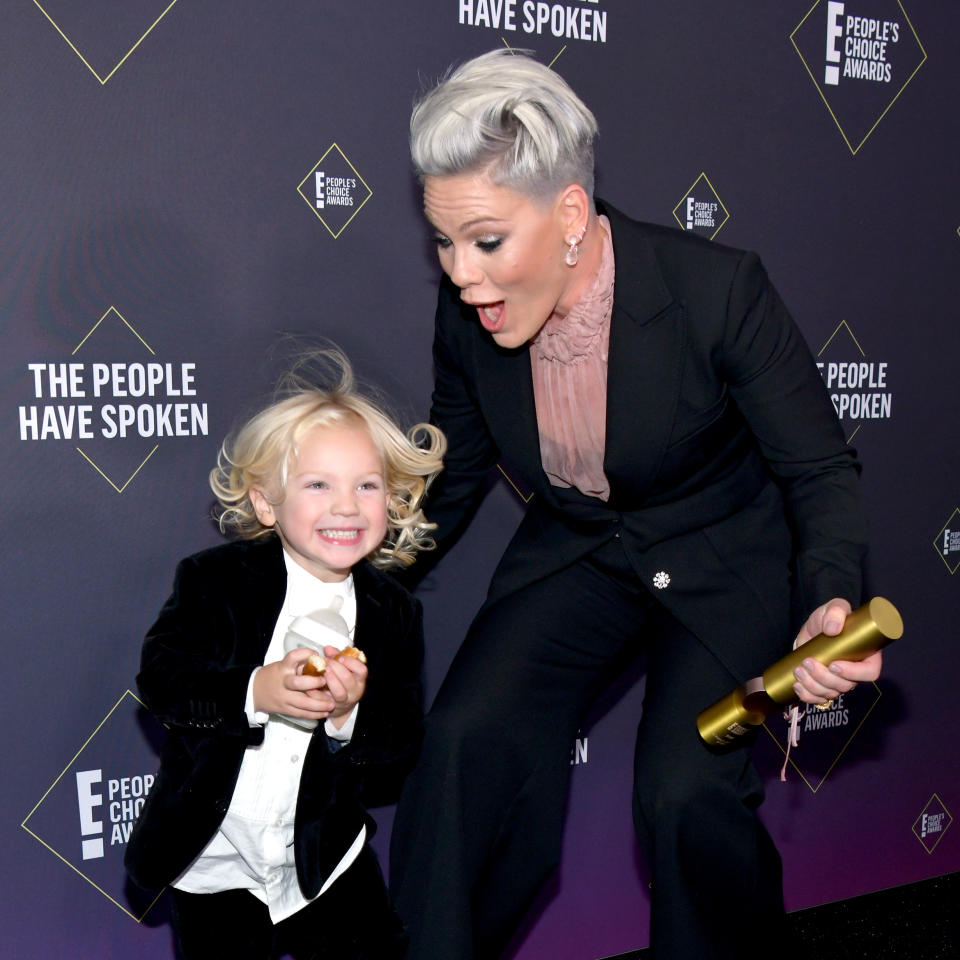 SANTA MONICA, CALIFORNIA - NOVEMBER 10: P!nk, winner of People's Champion Award and Jameson Moon Hart (L) pose in the press room during the 2019 E! People's Choice Awards at Barker Hangar on November 10, 2019 in Santa Monica, California. (Photo by Rodin Eckenroth/WireImage)