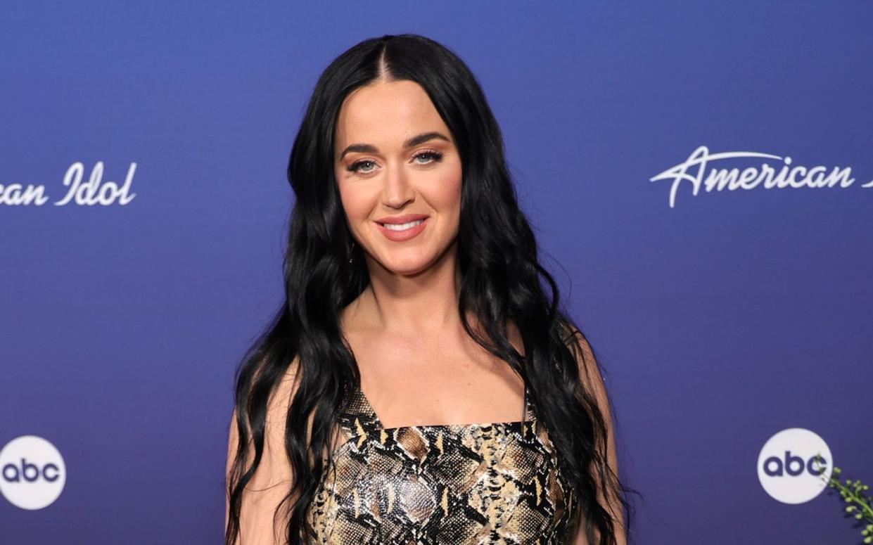 "American Idol"-Jurorin Katy Perry ist während einer Folge der Castingshow in Tränen ausgebrochen. Die Geschichte eines Kandidaten, der eine Schulschießerei überlebt hat, traf die Pop-Sängerin mitten ins Herz. (Bild: 2022 Getty Images/Momodu Mansaray)