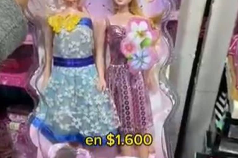 Aronn Alderetes exhibió a bajo precio unas muñecas Barbie, pero sus seguidores le cuestionaron que, en realidad, esas muñecas no eran las originales