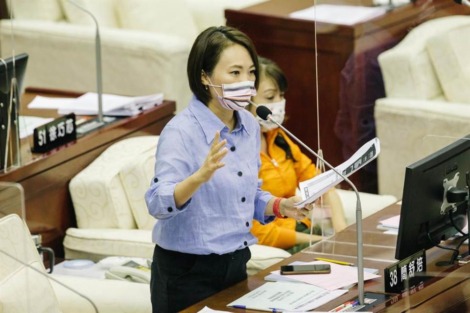 民進黨台北市議員簡舒培（前）要求台北市長柯文哲直接講出總統蔡英文4個堅持。（郭吉銓攝）