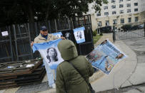 Un hombre vende camisetas con la imagen de la expresidenta de Argentina Cristina Fernández, ante la corte federal donde se la juzga en Buenos Aires, Argentina. (AP Foto/Marcos Brindicci)