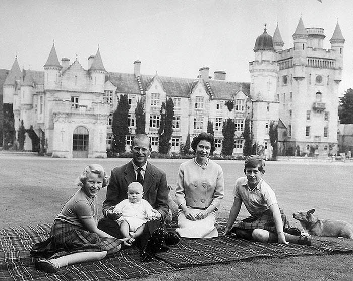 Isabel II, el duque de Edimburgo y sus hijos en Balmoral